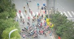 一男子擅闯赛道 环青海湖自行车赛多名选手受伤