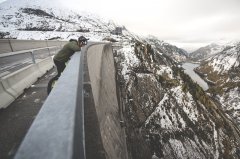 敢站在200米高的大坝栏杆上吗？然而他在上面骑车